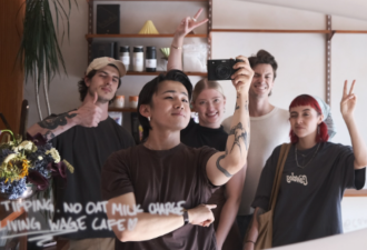 温哥华两家餐厅不收“小费”！店主做法获赞
