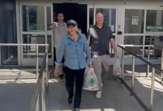 哈里斯卸任后与丈夫悠闲购物 被曝或参加下届大选