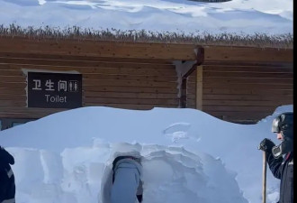 寒潮侵袭赛里木湖,公厕被雪堵积雪比人高,景区...