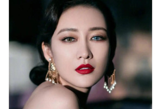 王鸥好身材任性穿，一袭抹胸裙直接秀出蕾丝内衣，就她穿得不害羞