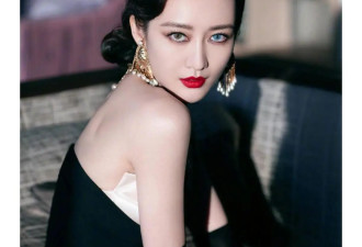 王鸥好身材任性穿，一袭抹胸裙直接秀出蕾丝内衣，就她穿得不害羞