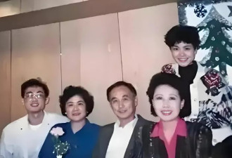 55岁王菲罕见晒全家福，哥哥帅气逼人堪比男模
