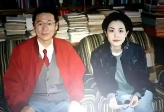 55岁王菲罕见晒全家福，哥哥帅气逼人堪比男模