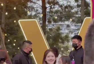 赵露思拄着拐杖复工了,她勉强带着笑,还没完全好
