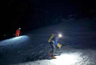 危险 大温网红山徒步3人滑到了悬崖边