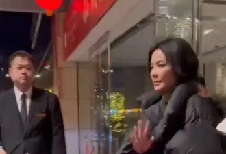 王菲现身蛇年春晚备播现场 对镜挥手微笑气质绝佳