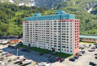 美国小镇不到300人 所有居民住在同一栋楼