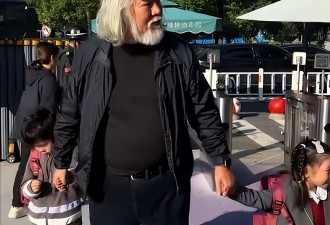 73岁张纪中美国家里带娃，穿秋裤跳华尔兹，一分钟就累的气喘吁吁