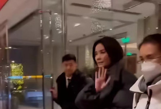 天后王菲现身春晚彩排，近看脸还是垮了