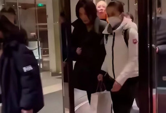 天后王菲现身春晚彩排，近看脸还是垮了