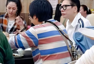 郭碧婷陪婆家新加坡游玩，吃平价餐馆接地气