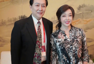 刘晓庆不穿老人奶奶装，豹纹衬衫+小白裤好减龄，完全没有大妈味
