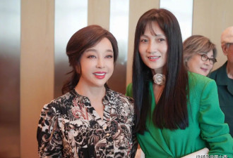刘晓庆不穿老人奶奶装，豹纹衬衫+小白裤好减龄，完全没有大妈味