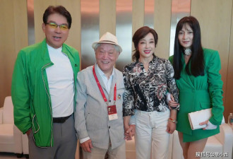 刘晓庆不穿老人奶奶装，豹纹衬衫+小白裤好减龄，完全没有大妈味