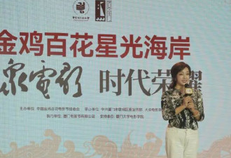 刘晓庆不穿老人奶奶装，豹纹衬衫+小白裤好减龄，完全没有大妈味