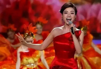民歌天后陈思思：嫁给青歌赛冠军师鹏生一女，今49岁气质依旧动人