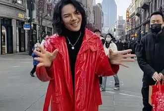 向佐穿白西装戴水晶手链，打扮得比郭碧婷还精致