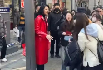 向佐穿白西装戴水晶手链，打扮得比郭碧婷还精致