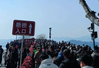 凌晨3点出门5点堵车 灵隐寺挤爆了 雍和宫通宵排队