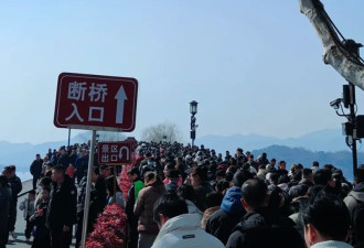 人人人！凌晨3点出门5点就堵车 大年夜通宵排队…