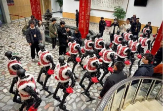 机器人春晚扭秧歌，为什么不穿裤子?科技团队揭秘