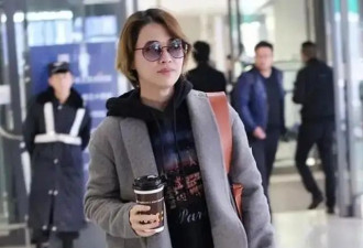 49岁梅婷剪了短发 穿灰色大衣+连帽卫衣走机场