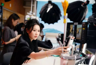 “我在李佳琦身边，从露出一只手臂到走上台前”