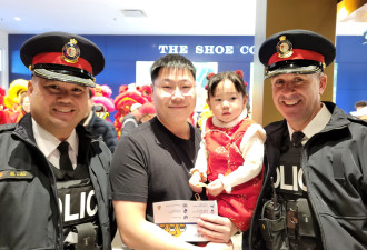 约克区警员到万锦Markville、太古广场派新年红包给予安全提醒
