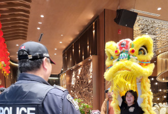约克区警员到万锦Markville、太古广场派新年红包给予安全提醒