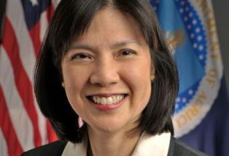 华裔女督察长拒绝川普解职令 被强制带离办公室