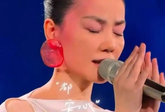 终于知道王菲为何在春晚演唱时流泪，知情人曝其父母哥哥均已离世