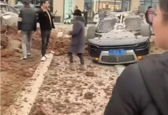 中国熊孩子扔鞕炮进粪坑 炸翻路面林肯豪车