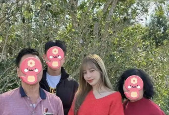 42岁王心凌跟妈妈走亲戚，穿红色露肩露肚子毛衣，美得好出众