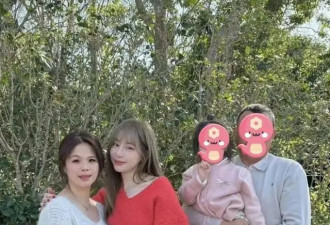 42岁王心凌跟妈妈走亲戚，穿红色露肩露肚子毛衣，美得好出众