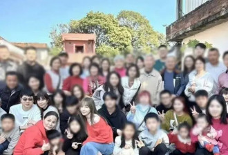 42岁王心凌跟妈妈走亲戚，穿红色露肩露肚子毛衣，美得好出众