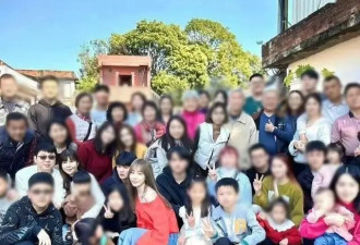 42岁王心凌跟妈妈走亲戚，穿红色露肩露肚子毛衣，美得好出众