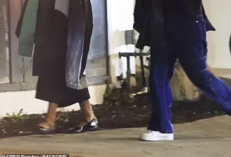 奥巴马大女儿久违露面，1米85身高惹眼