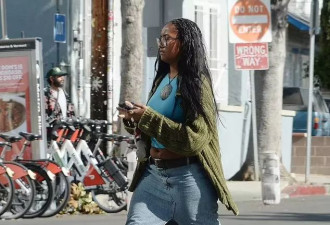 奥巴马大女儿久违露面，1米85身高惹眼
