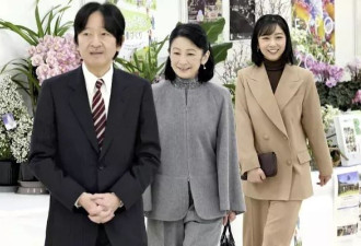 30岁佳子公主罕见和父母同行，巴掌脸很减龄
