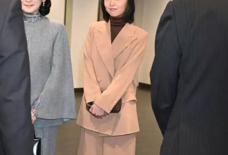 30岁佳子公主罕见和父母同行，巴掌脸很减龄