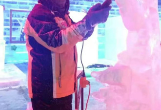 高峰期日薪一两万 哈尔滨冰雕师：人天各做一半
