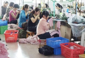 被困住的农村中年女性：白天干活，晚上做家务