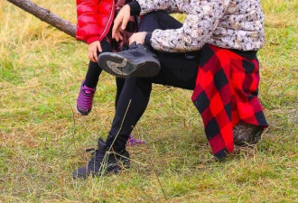 不愧是钟丽缇的女儿，14岁穿低胸装身材完美