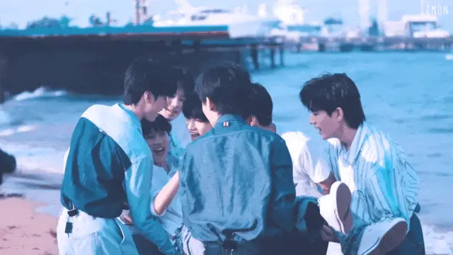 顶流男团被骚扰，画面曝光，让人越看越恶心