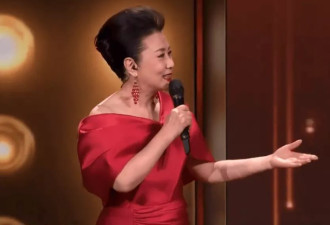 薛凯琪春晚独穿白色被批抢镜，扭胯卖力妩媚过头