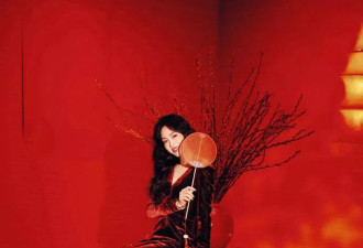 唐嫣公开行程受期待，一袭红裙美如新娘