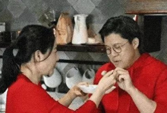 郭晶晶喂霍启刚吃汤圆，穿红衣拜大年秀恩爱