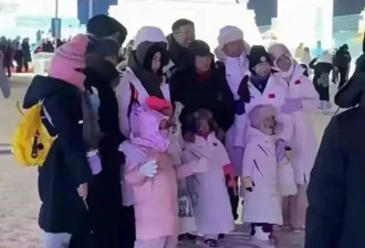 郭晶晶喂霍启刚吃汤圆，穿红衣拜大年秀恩爱