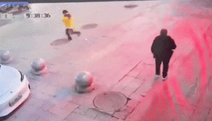 小孩放鞭炮致8车受损：把鞭炮扔下水道为何会爆炸？