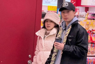 马龙夏露大阪被偶遇，夫妻俩素颜出镜没带孩子，结婚多年依然很甜